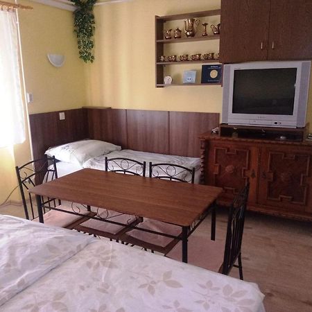 Szivarvany Apartman ยูลา ภายนอก รูปภาพ