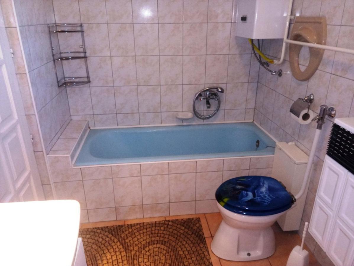 Szivarvany Apartman ยูลา ภายนอก รูปภาพ