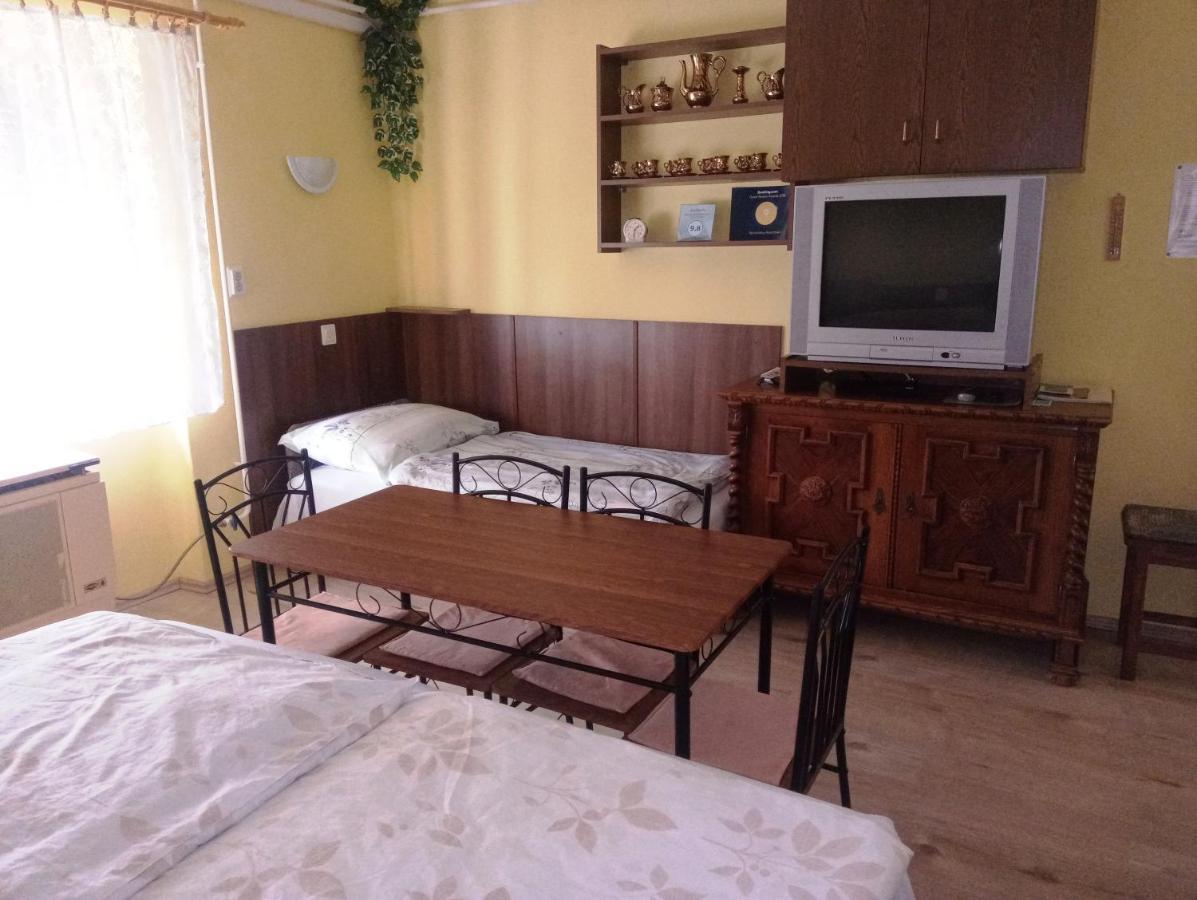 Szivarvany Apartman ยูลา ภายนอก รูปภาพ