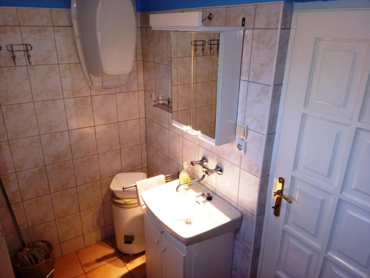Szivarvany Apartman ยูลา ภายนอก รูปภาพ