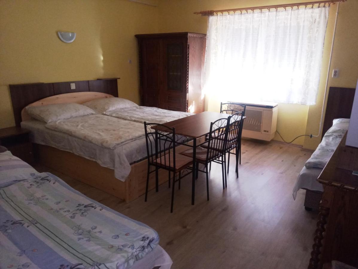 Szivarvany Apartman ยูลา ภายนอก รูปภาพ