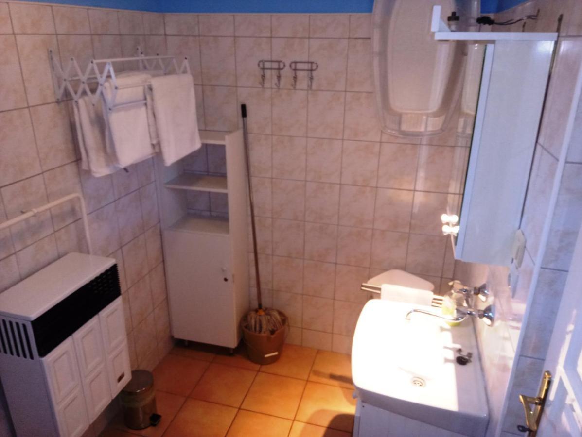 Szivarvany Apartman ยูลา ภายนอก รูปภาพ