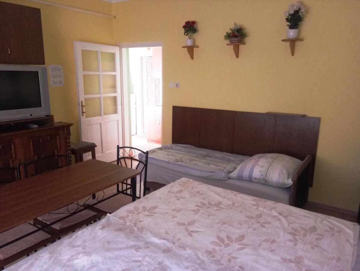 Szivarvany Apartman ยูลา ภายนอก รูปภาพ