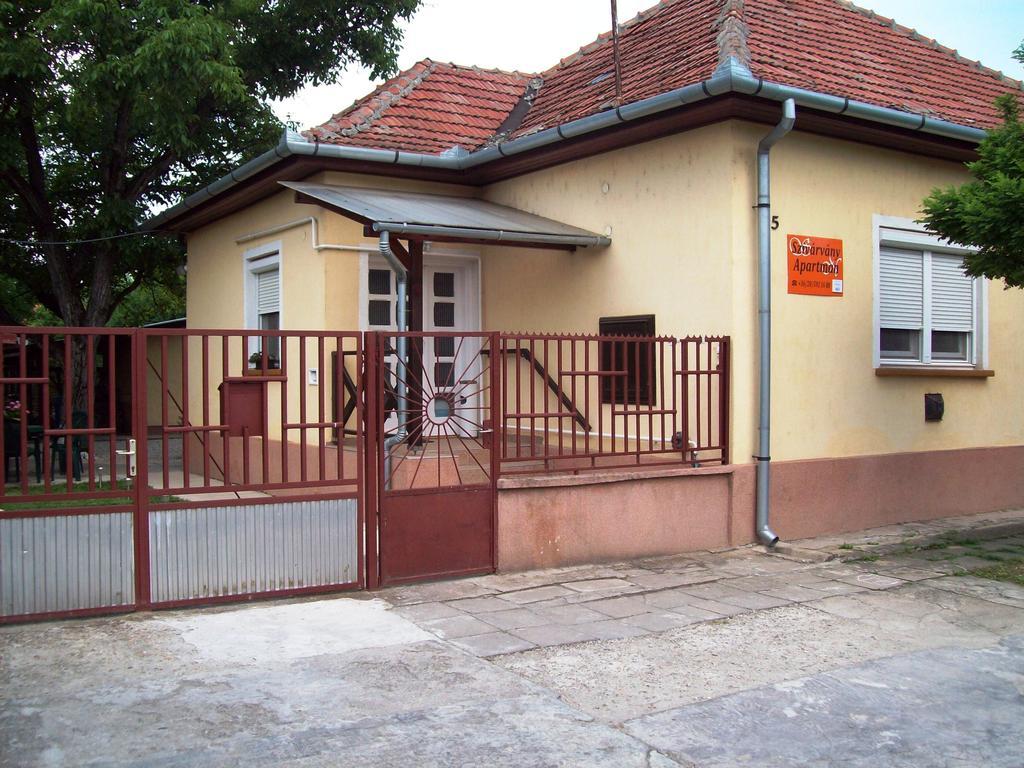 Szivarvany Apartman ยูลา ห้อง รูปภาพ