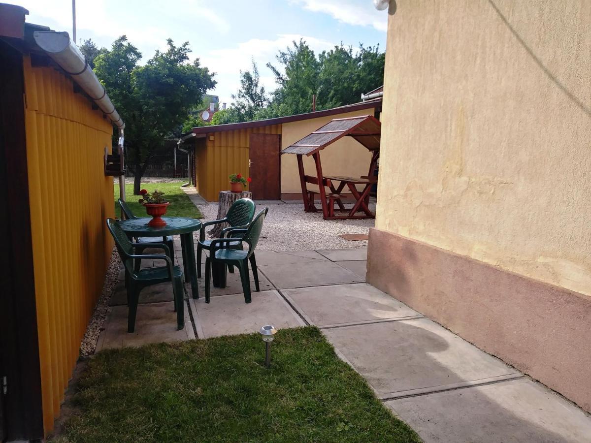 Szivarvany Apartman ยูลา ภายนอก รูปภาพ