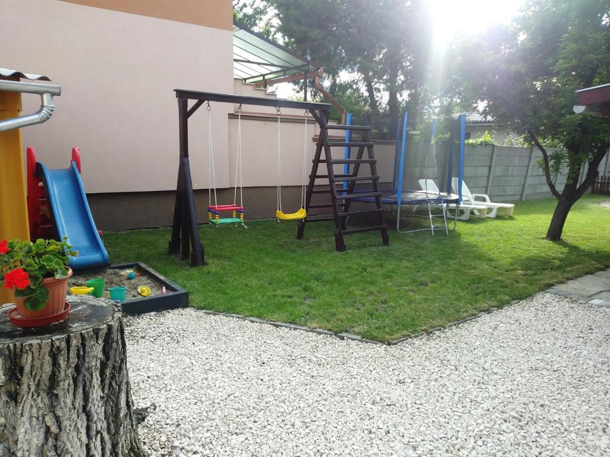 Szivarvany Apartman ยูลา ภายนอก รูปภาพ