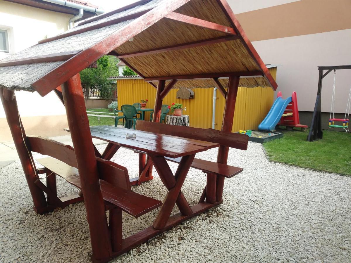 Szivarvany Apartman ยูลา ภายนอก รูปภาพ